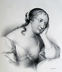 Dessin en noir et blanc de Madame de La Fayette portant une robe décolletée à manches bouffantes. Ses longs cheveux sombres sont noués à l'arrière et lui bouclent sur la nuque, et elle appuie sa tête dans sa main gauche.