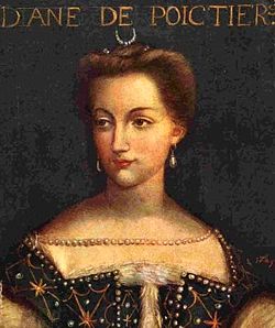 Représentation de Diane de Poitiers en robe d'époque verte décorée de perles et de décorations dorées.