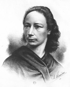 Portrait en noir et blanc de Louise Michel, ses cheveux sombres laissés libres. Elle regarde vers la gauche avec un air grave.