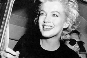 Photographie en noir et blanc de Marilyn Monroe souriante