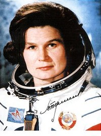 Photographie de Valentina Terechkova en tenue d'astronaute, le casque enlevé.