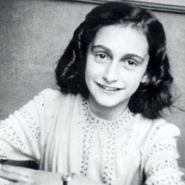 Photographie en noir et blanc montrant la jeune Anne Frank souriante
