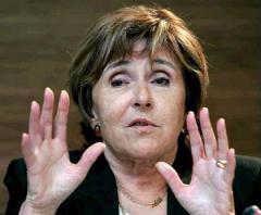 Photographie d'Edith Cresson en train de parler, les deux mains en l'air encadrant son visage