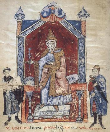 Représentation de Mathilde de Toscane sur une enluminure. Elle est représentée sur son trône, avec à sa gauche un moine tenant un livre et à sa droite un homme tenant une épée.