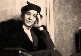 Photographie en noir et blanc d'Hannah Arendt jeune. Assise, elle a la main gauche appuyée contre son visage et porte un béret.