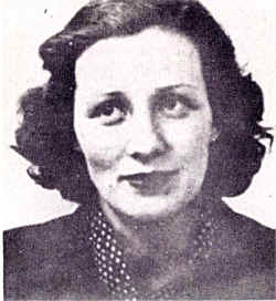 Photographie en noir et blanc de Marie-Madeleine Fourcade montrant son visage de face, à demi-souriante