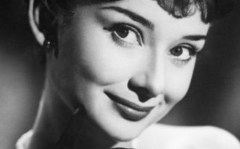 Photographie en noir et blanc d'Audrey Hepburn souriante