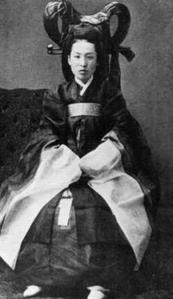 Photographie en noir et blanc d'une noble coréenne qui pourrait être la reine Min