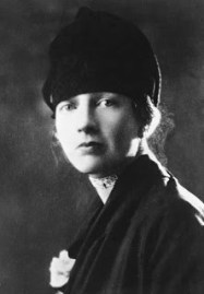 Photographie en noir et blanc de Louise Boyd. Elle porte un bonnet noir et regarde vers la caméra