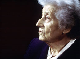 Photographie de Lucie Aubrac âgée, montrant son visage de profil