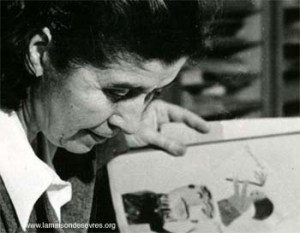 Photographie en noir et blanc d'Yvonne Hagnauer penchée sur un dessin d'enfant