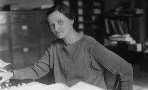 Photographie en noir et blanc de Cecilia Payne Gaposchkin à son bureau