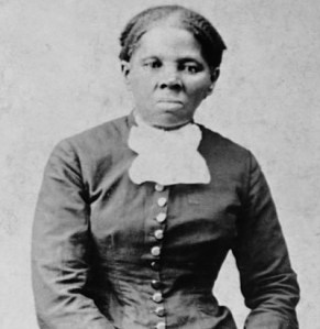 Photographie en noir et blanc d'Harriet Tubman, vêtue d'une robe longue