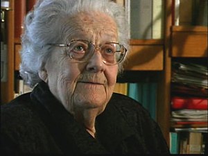 Photographie de Germaine Tillion âgée. Elle a des cheveux gris courts et porte des lunettes.