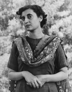Photographie en noir et blanc d'Indira Gandhi