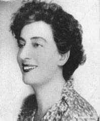 Photographie en noir et blanc de Madeleine Braun souriante