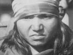 Photographie en noir et blanc de Phoolan Devi (ou Phulan Devi)