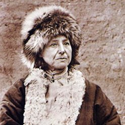 Portrait d'Alexandra David-Néel en habits contre le froid