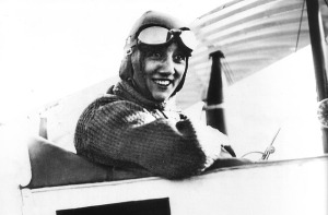 Adrienne Bolland souriante au volant de son avion