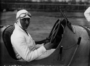 Hellé Nice au volant de sa voiture