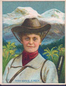 Portrait d'Annie Smith Peck devant des montagnes enneigées