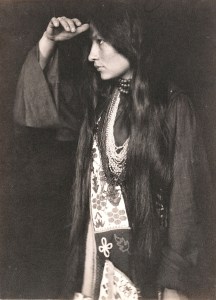 Photo de Zitkala-Sa "Oiseau rouge" de profil