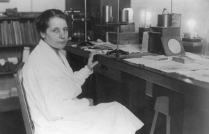 Photographie de Lise Meitner à son bureau