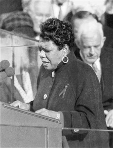 Maya Angelou donnant un discours
