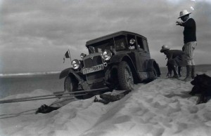 Clarenore Stinnes et Carl-Axel Söderström - voiture dans le désert