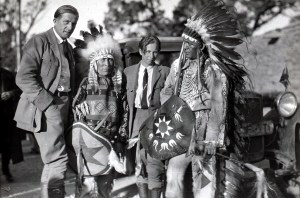 Clarenore Stinnes et Carl-Axel Söderström en compagnie d'Amérindiens