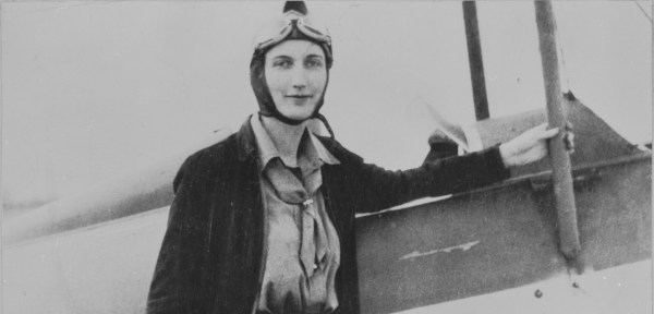 Beryl Markham devant son avion