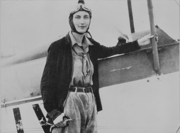 Beryl Markham devant son avion