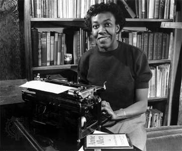 Gwendolyn Brooks devant sa machine à écrire et un exemplaire du livre Annie Allen