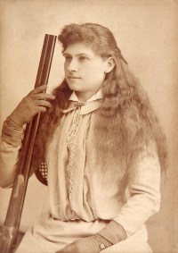 Annie Oakley vers 1880 (Baker's Art Gallery)