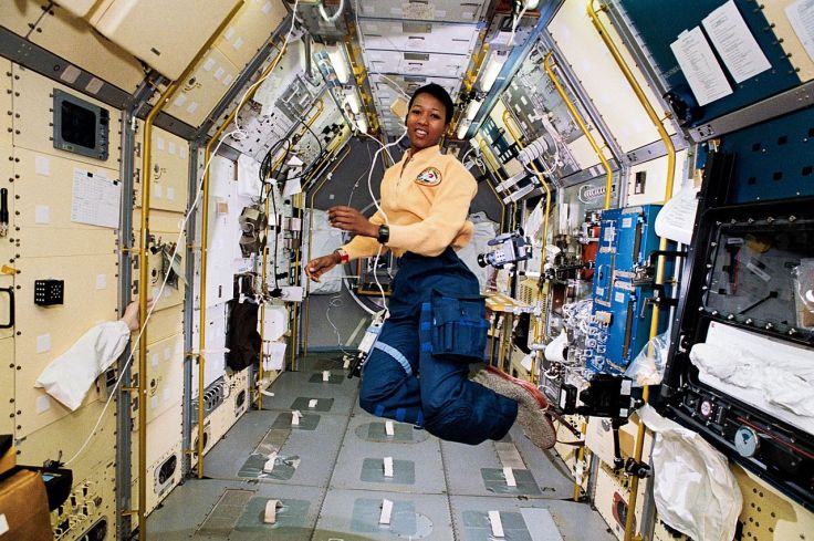 Mae Jemison à bord de la navette Endeavour Mae Jemison à bord de la navette Endeavour