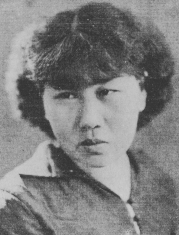 Photographie en noir et blanc de Pan Yuliang. Elle a des cheveux courts, sombres, et une frange.