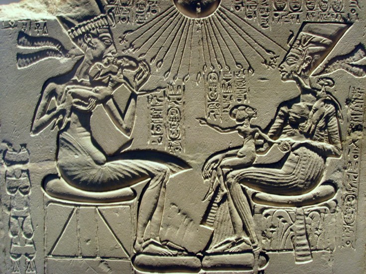 Ce bas-relief représente le pharaon Akhenaton et la grande épouse royale Néfertiti. Ils sont assis et se font face. Akhenaton tient dans ses bras une de leurs filles, Néfertiri en a une sur les genoux et une sur l'épaule.