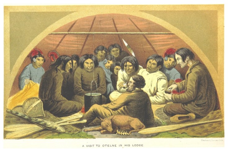 Cette image montre deux visiteurs blancs accueillis au sein d'une tente par une douzaine d'Innus.