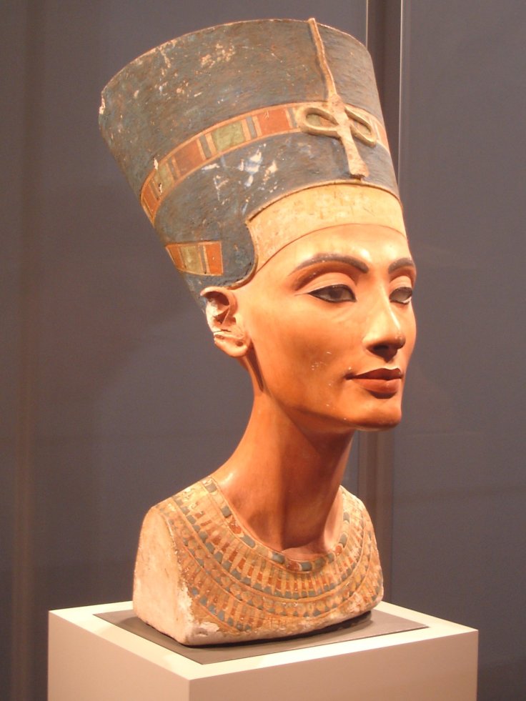 Cette photographie montre une buste de la reine Néfertiti dotée des attributs royaux.