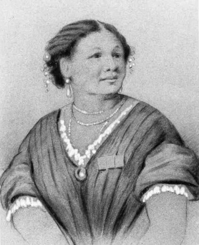 Ce dessin en noir et blanc représente Mary Seacole en buste. Elle porte une chemise à manche courte bordée de dentelles. Ses cheveux sont soigneusement coiffés et elle porte des perles dans sa coiffure, à ses oreilles et à son cou.