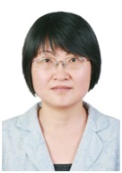 Cette image est une photographie de Yi Xie. Elle porte ses cheveux sombres courts, une veste claire et des lunettes.