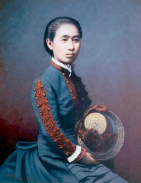Cette image est un portrait d'Ogino Ginko. Elle porte une robe bleue avec des décorations rouges sur les manches, et tient un chapeau de paille entre les mains. Ses cheveux noirs sont retenus en arrière.