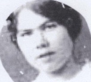 Cette image est une photographie de mauvaise qualité, en noir et blanc, d'Alice Diamond. C'est un petit portrait de la cheffe de gang aux cheveux sombres, une photo de portefeuille ou de médaillon trouvée dans le journal de guerre de Bert McDonald