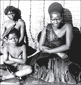 Cette photographie en noir et blanc montre la reine Labotsibeni Mdluli, assise à côté de deux enfants.
