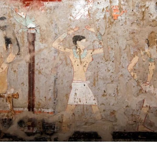 Cette fresque découverte dans le tombeau de la prêtresse d'Hathor Hetpet montre une danseuse aux seins nues.
