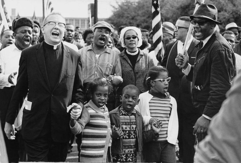 Cette photographie en noir et blanc montre des manifestants, dont la famille Abernathy, marchant lors des marches de Selma à Montgomery