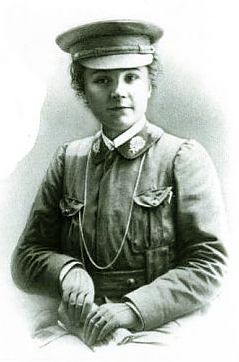 Cette image en noir et blanc montre Nicole Girard-Mangin dans son uniforme militaire créé sur le modèle des uniformes britanniques, avec sa veste et sa casquette.