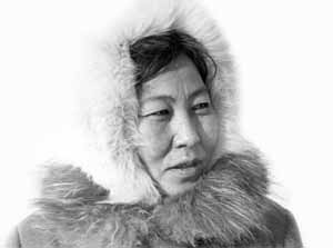 Cette photographie en noir et blanc montre Ogdo Aksënova. Elle porte une capuche de fourrure et regarde vers la droite.