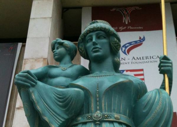 Cette image montre une statue de la reine Teuta, avec un enfant à ses côtés, le fils de son mari pour qui elle assume la régence.