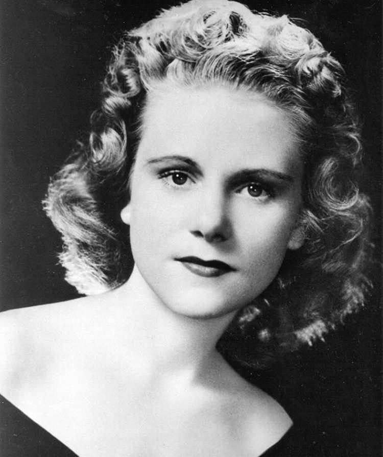Cette photographie en noir et blanc est un portrait de Viola Liuzzo. Soigneusement coiffée et maquillée, elle porte un décolleté et regarde l'objectif.